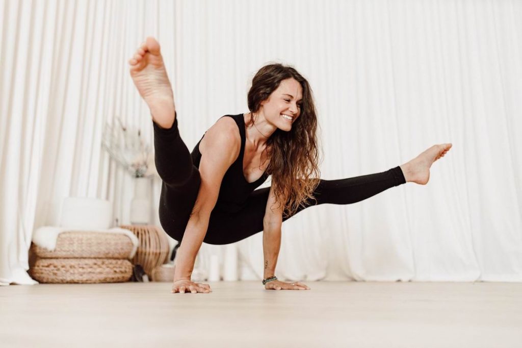 Shelby Heintzelman yoga teacher at Commune Yoga online.